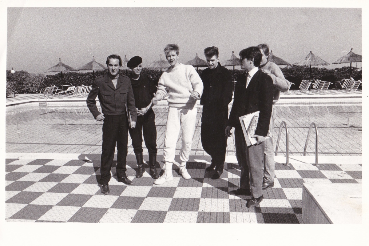Juanito 'Torpedo' (izquierda) bromea junto a unos jovencísimos Depeche Mode ante la prensa, en la previa a su concierto en Valencia