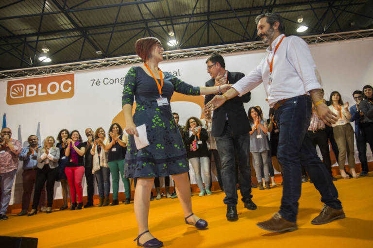 Àgueda Micó y Rafa Carbonell se saludan ante Enric Morera en el congreso del pasado año. Foto: EVA MÁÑEZ