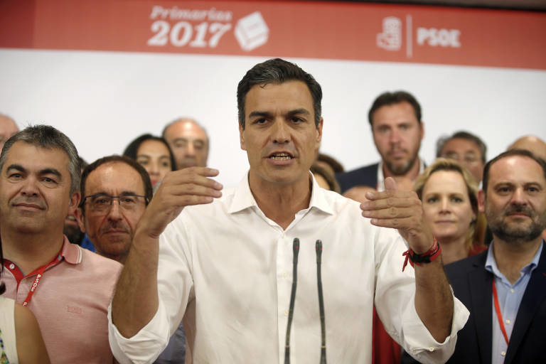 Pedro Sánchez la noche de su victoria en las primarias con Ábalos (d) y Perelló (i). Foto: EFE