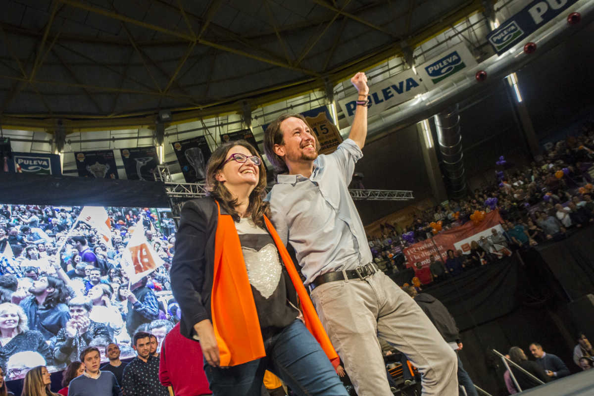 Mónica Oltra junto a Pablo Iglesias en un mitin celebrado en València. Foto: EVA MÁÑEZ