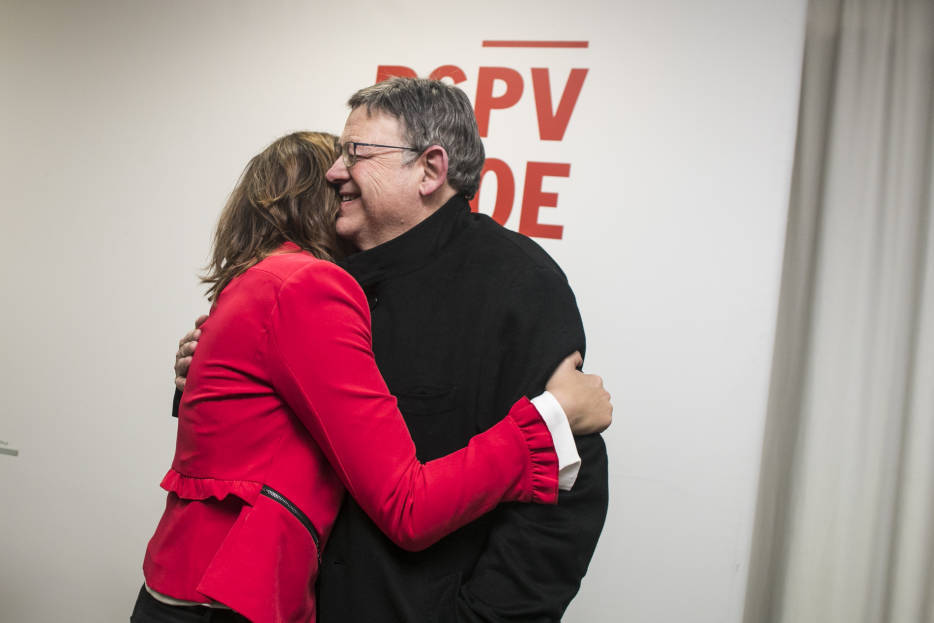 Abrazo de Gómez al presidente Puig, quien acudió a Blanquerías finalizado el proceso. Foto: EVA MÁÑEZ