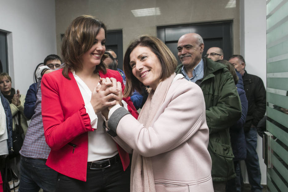 Sandra Gómez y Maite Girau se saludan en la sede del PSPV tras conocerse el resultado. Foto: EVA MÁÑEZ