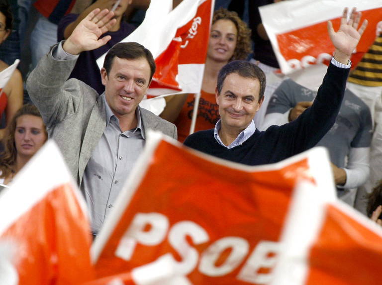 Joan Ignasi Pla y José Luis Rodríguez Zapatero, que dirigían el PSPV y el PSOE respectivamente en 2007. Foto: EFE/Manuel Bruque
