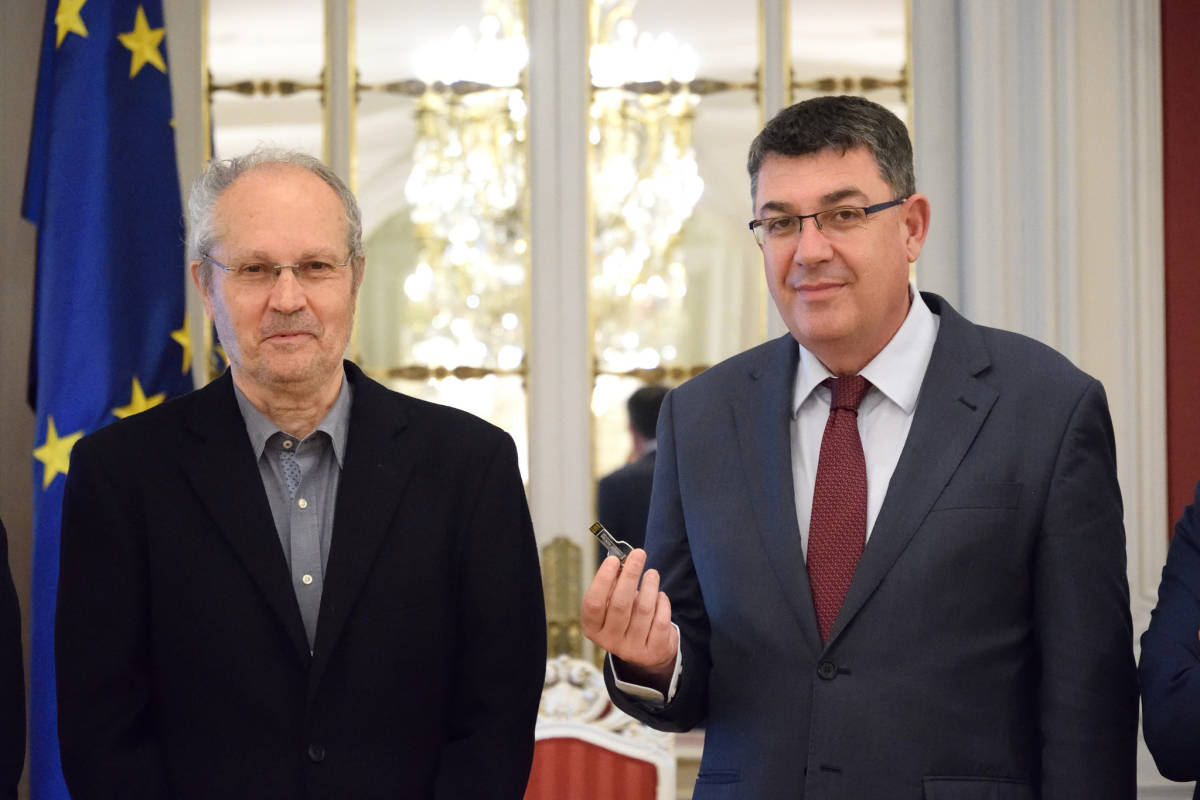 El presidente del Consejo de Transparencia entrega la memoria a Enric Morera. Foto: CORTS/INMA CABALLER