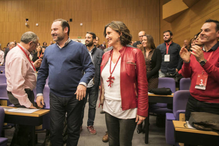 El secretario de Organización del PSOE, José Luis Ábalos, y la líder provincial de Valencia, Mercedes Caballero. Foto: EVA MÁÑEZ