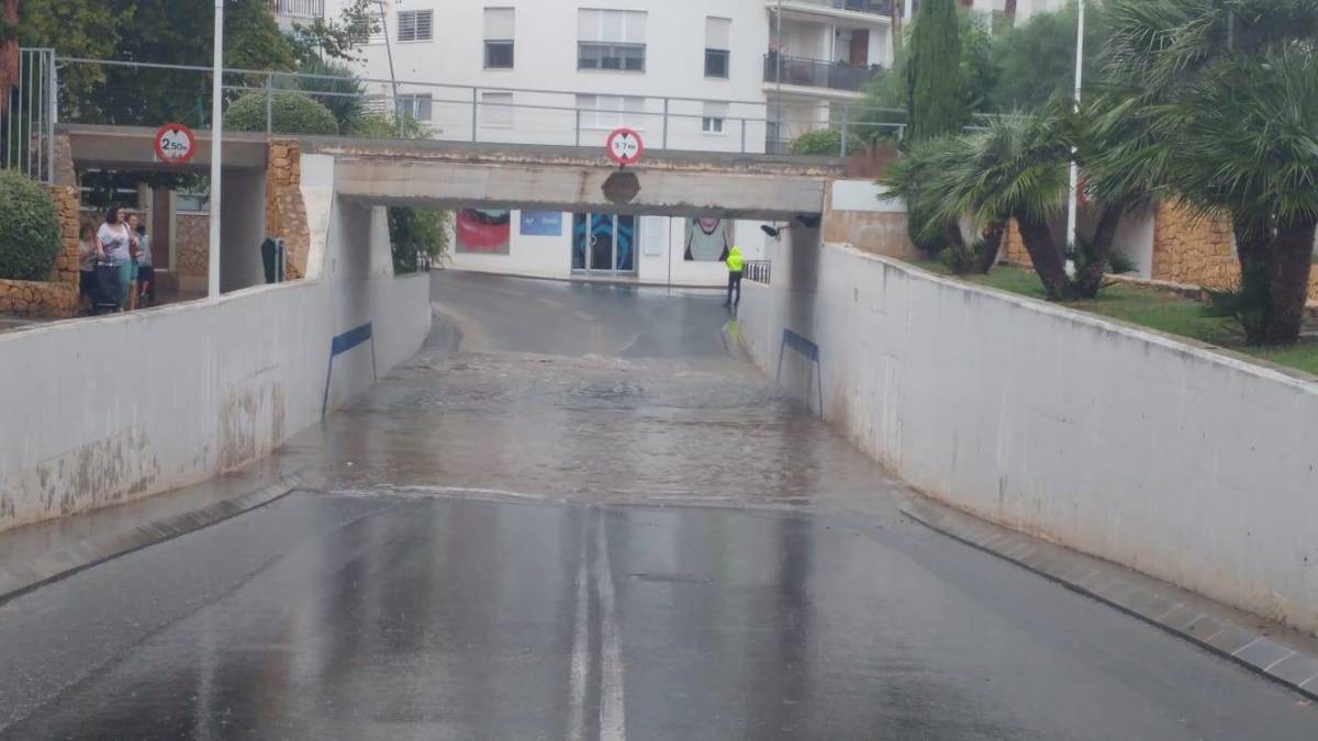 Paso inferior inundado en Altea, este jueves. Foto: POLICÍA LOCAL DE ALTEA