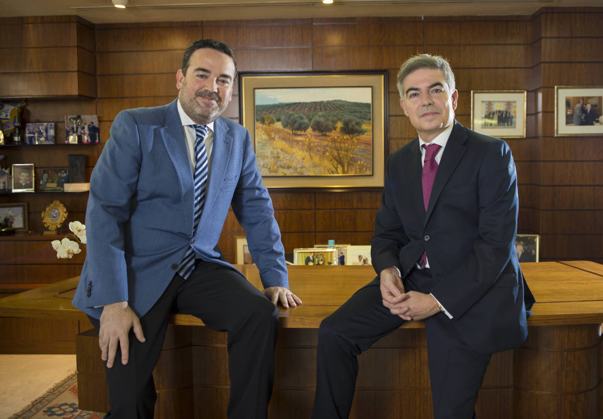 Enrique y Manuel Peláez, en la sede de la constructora en Alicante. Foto: ECISA