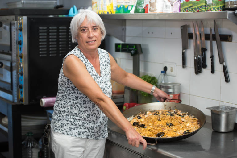 Juana Jordá en la cocina de la cafetería de la facultad de Ciencias. Foto: RAFA MOLINA