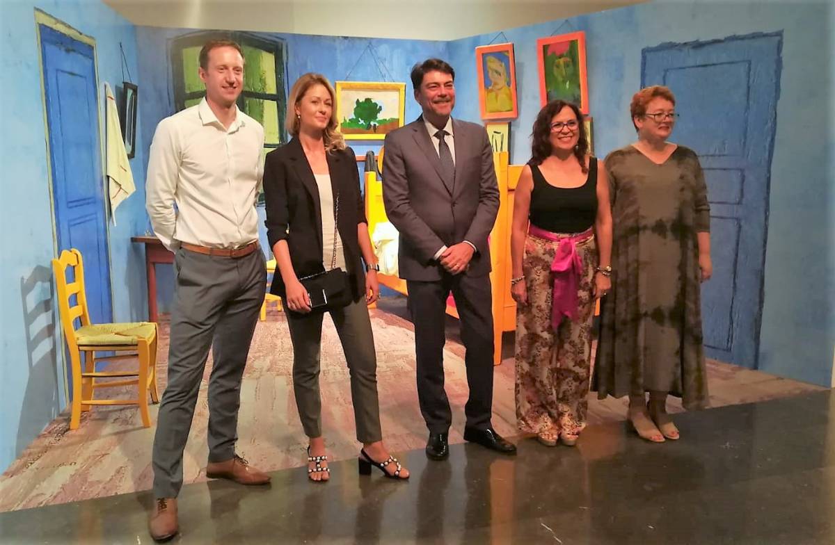 El alcalde de Alicante inaugura la exposición junto a la edil de Cultura, Mª Dolores Padilla.