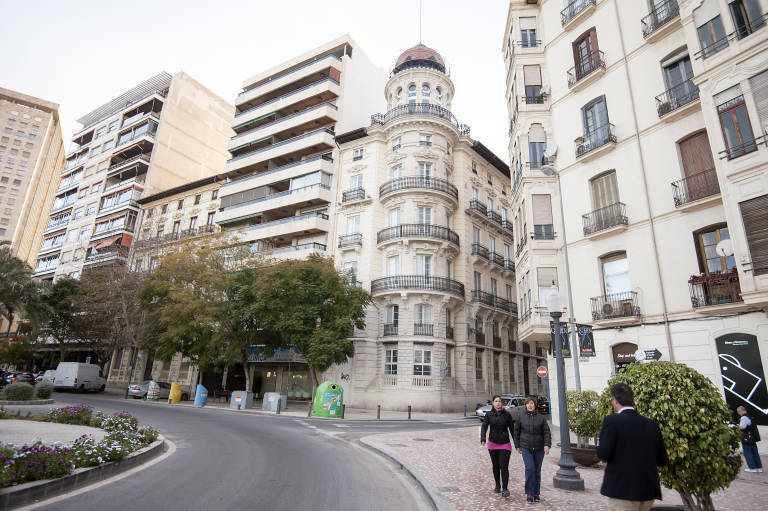  El emblemático edificio de la Casa Alberola, entre el Paseo de La Explanadas y Canalejas. Foto: RAFA MOLINA