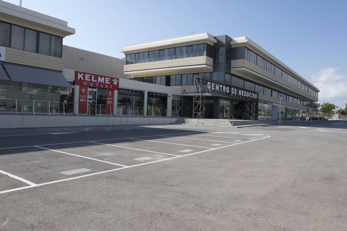 Outlet de Kelme en Elche junto a su antigua sede, hoy un centro de negocios de Soledad. Foto: PEPE OLIVARES