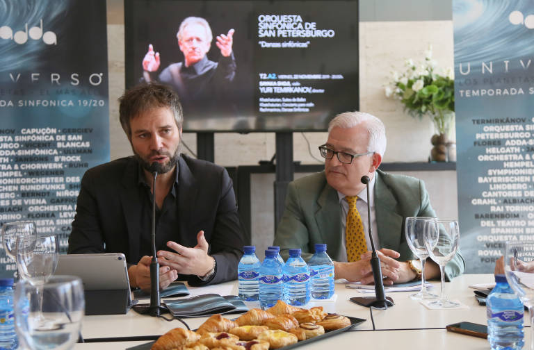 El director titular del ADDA, Josep Vicent, junto con el diputado de Cultura y Educación, César Augusto Asencio. AP 