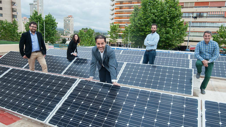 Luis Navarro (en el centro) con el equipo de Cubierta Solar. Foto: RAFA MOLINA
