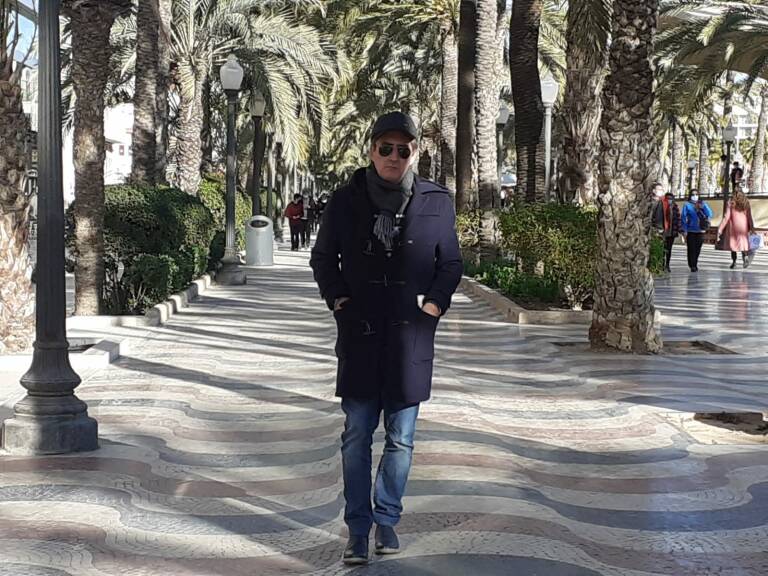 El autor del artículo pasea por la Explanada de Alicante la semana pasada. Foto: MARISA