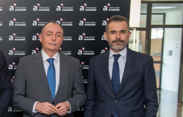 El presidente de CEV, Salvador Navarro, con Sánchez Butrón en la asamblea de Terciario Avanzado de 2022