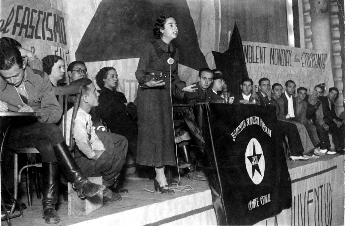 Enriqueta Agut en el míting de constitució del Front de la Joventut Antifeixista celebrat en el Cinema Tyris en setembre de 1936  (Foto: LUIS VIDAL per a ABC)