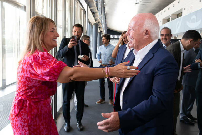 Nuria Montes saluda al presidente de CEV Alicante, Joaquín Pérez, en IFA (Foto: PEPE OLIVARES)