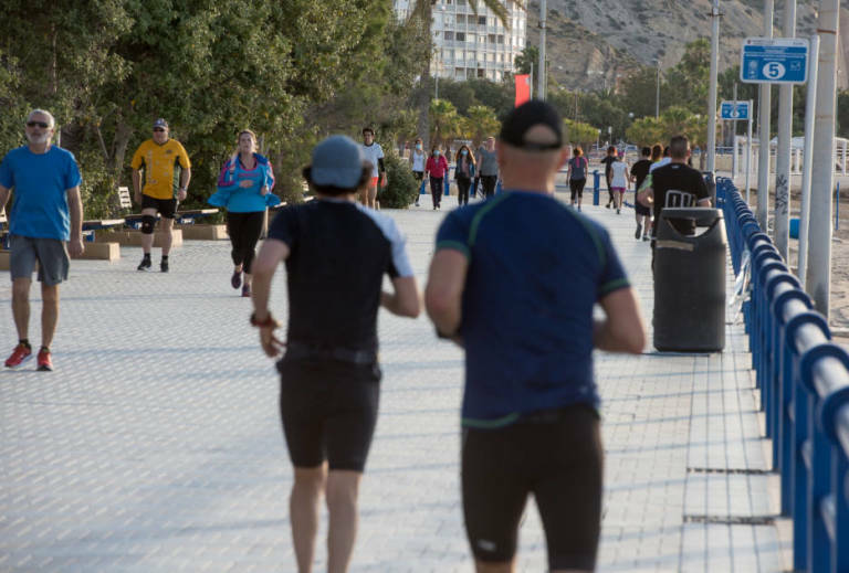 Personas practicando deporte en Alicante.