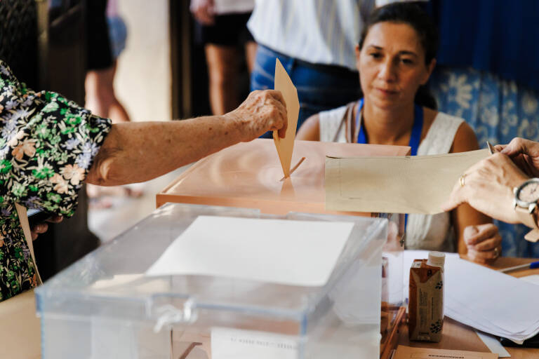 Una persona ejerce su derecho a voto durante las elecciones generales. Foto: CARLOS LUJÁN/EP