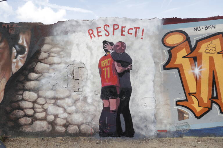 Mural del artista urbano TVBoy relativo a la polémica del beso. Foto: EFE/QUIQUE GARCÍA