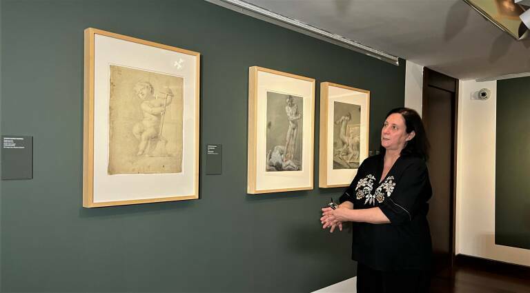 Pilar Tébar junto a algunos de los dibujos de Aparicio descubiertos por ella en el IES Jorge Juan.