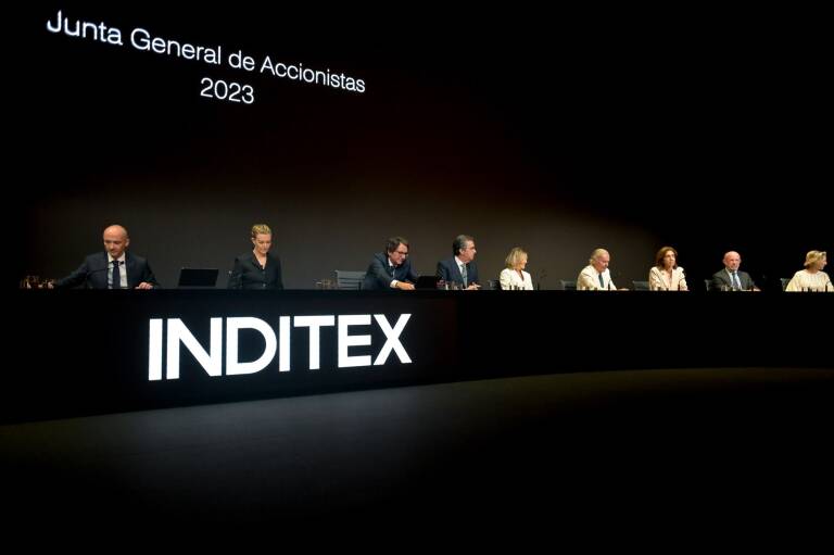 El consejero delegado de Inditex, García Maceiras (1i), y la presidenta, Marta Ortega (2i). Foto: M.DYLAN/EP