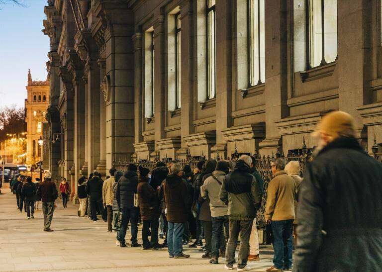 Gente haciendo cola en el Banco de España para comprar Letras. Foto: Carlos Luján / Europa Press