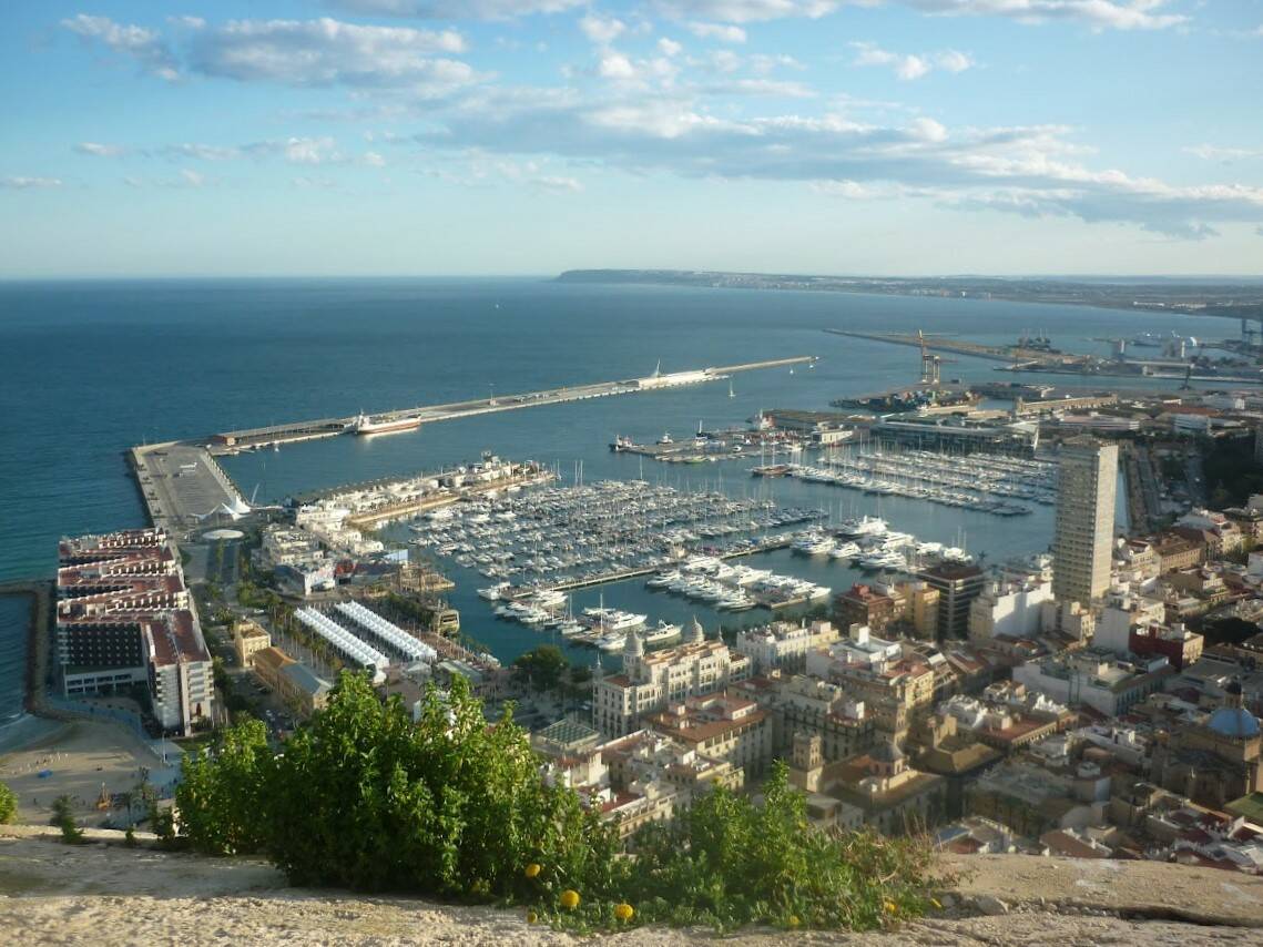El puerto de Alicante desde el castillo Santa Bárbara. Foto: PRA.